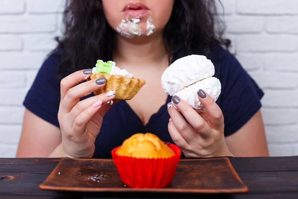 женщина с избыточным весом ест сладости
